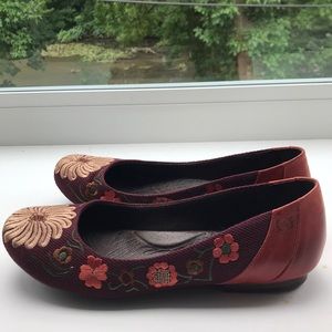 Born Gabrielle flats, burgundy flower pattern